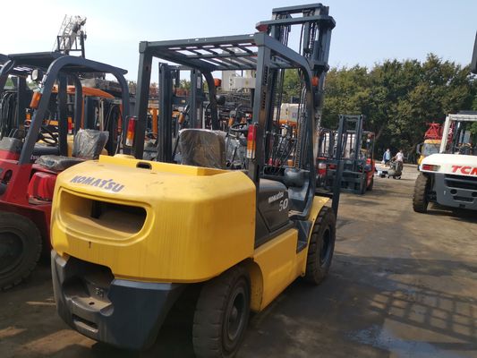 中古のコマツーFD50 5トンのフォークリフト 日本製のリフティング機器 状態が良好
