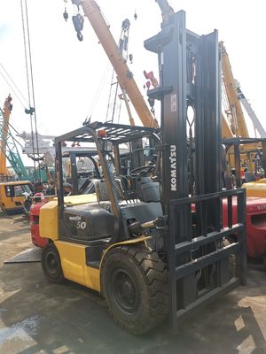 中古のコマツーFD50 5トンのフォークリフト 日本製のリフティング機器 状態が良好