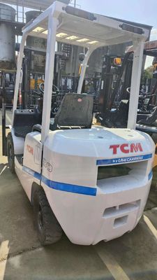3m のリフト高度とカスタマイズ可能なシリンダーを持つ強力な使用されたTCM 2.5 トンのディーゼルフォークリフト