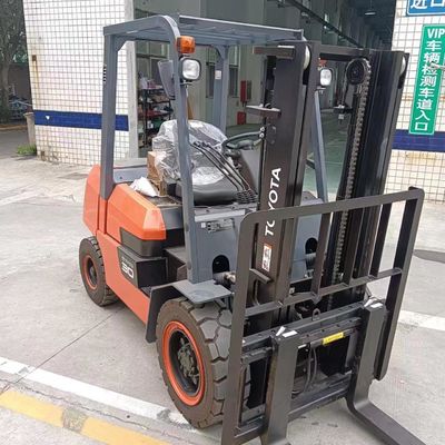 トヨタ FD30 中古フォークリフト 3トンの通常のフォーク幅で良好な状態で 日本製