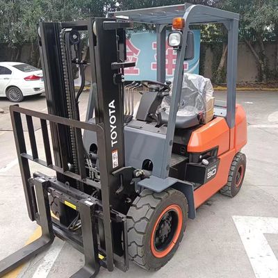 トヨタ FD30 中古フォークリフト 3トンの通常のフォーク幅で良好な状態で 日本製