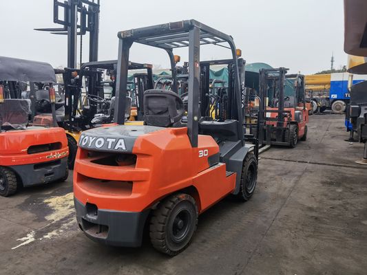 安価な使用トヨタ FD30 フォークリフト 3 トン 中気筒とフォーク幅のルーティン