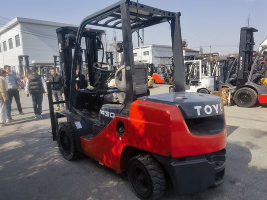 トヨタ3トンの二段マストと3~4.5mの高さの二段フォークリフト