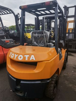 上海ヤードで使用されたトヨタ3.5トンのFD35ディーゼルフォークリフト 3500kgフォーク幅