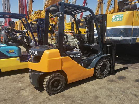 2トンのトヨタフォークリフト 3ステージマストサイドシフト トヨタシート 4.5m リフティング高度