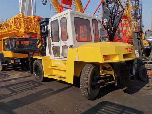 TCM FD100 ディーゼルフォークリフト 建設現場で使用され,通常のフォークの長さが保証されています