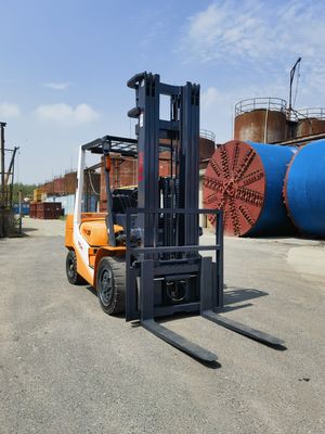 上海ヤードで使用される3トンのフォークリフト
