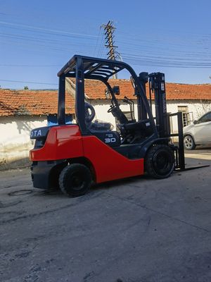 3トンのトヨタフォークリフトの原動力 ディーゼルエンジン