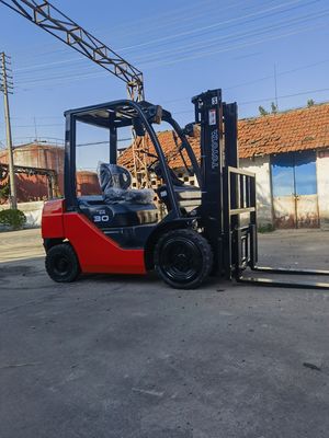 3トンのトヨタフォークリフトの原動力 ディーゼルエンジン