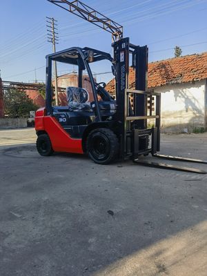 3トンのトヨタフォークリフトの原動力 ディーゼルエンジン
