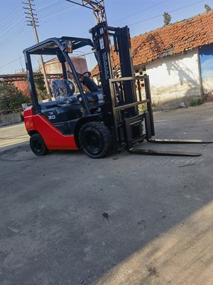 3トンのトヨタフォークリフトの原動力 ディーゼルエンジン