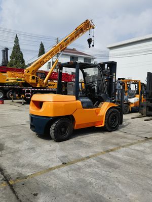 日本製部品とディーゼルエンジンを備えた5トンの古製トヨタフォークリフト