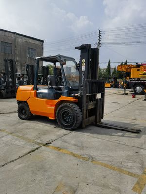 日本製部品とディーゼルエンジンを備えた5トンの古製トヨタフォークリフト
