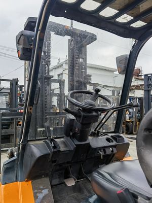 日本製部品とディーゼルエンジンを備えた5トンの古製トヨタフォークリフト