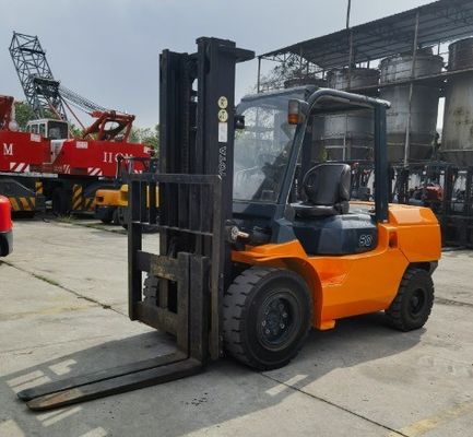 日本製部品とディーゼルエンジンを備えた5トンの古製トヨタフォークリフト