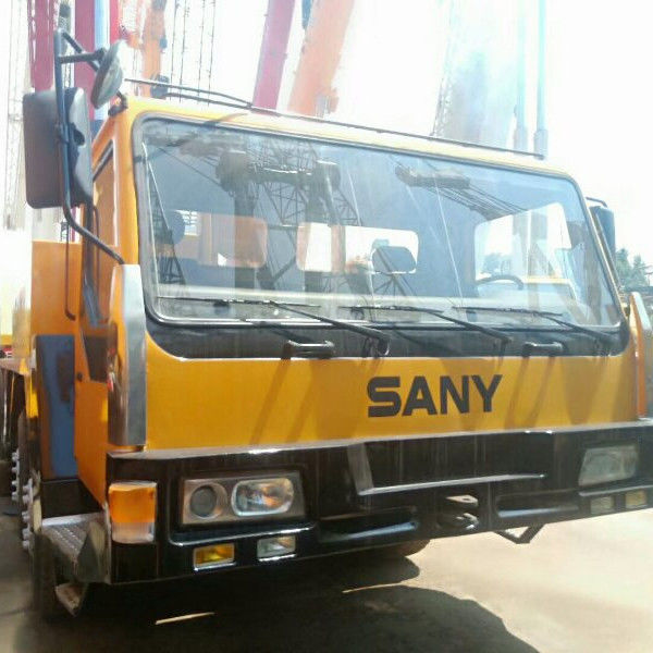 本物の液圧バルブで,良好な状態で使用されたSANYトラッククレーン55トン