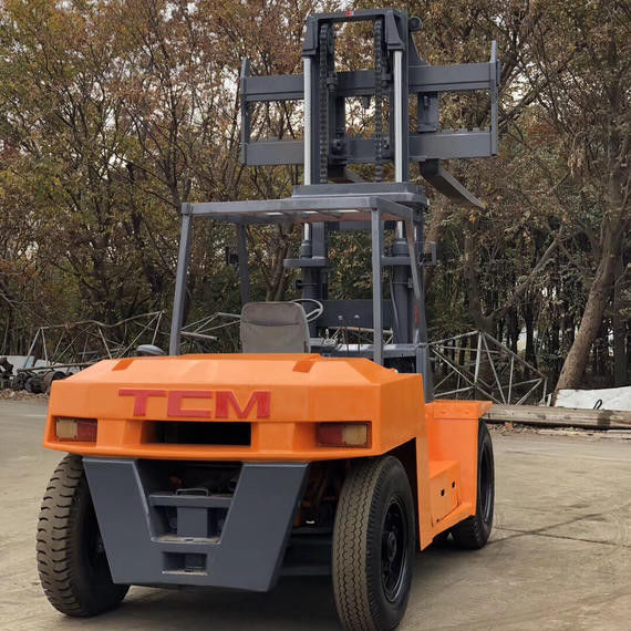 FD100 TCMフォークリフト 10 トン ディーゼルエンジンと通常のフォーク幅で良好な状態